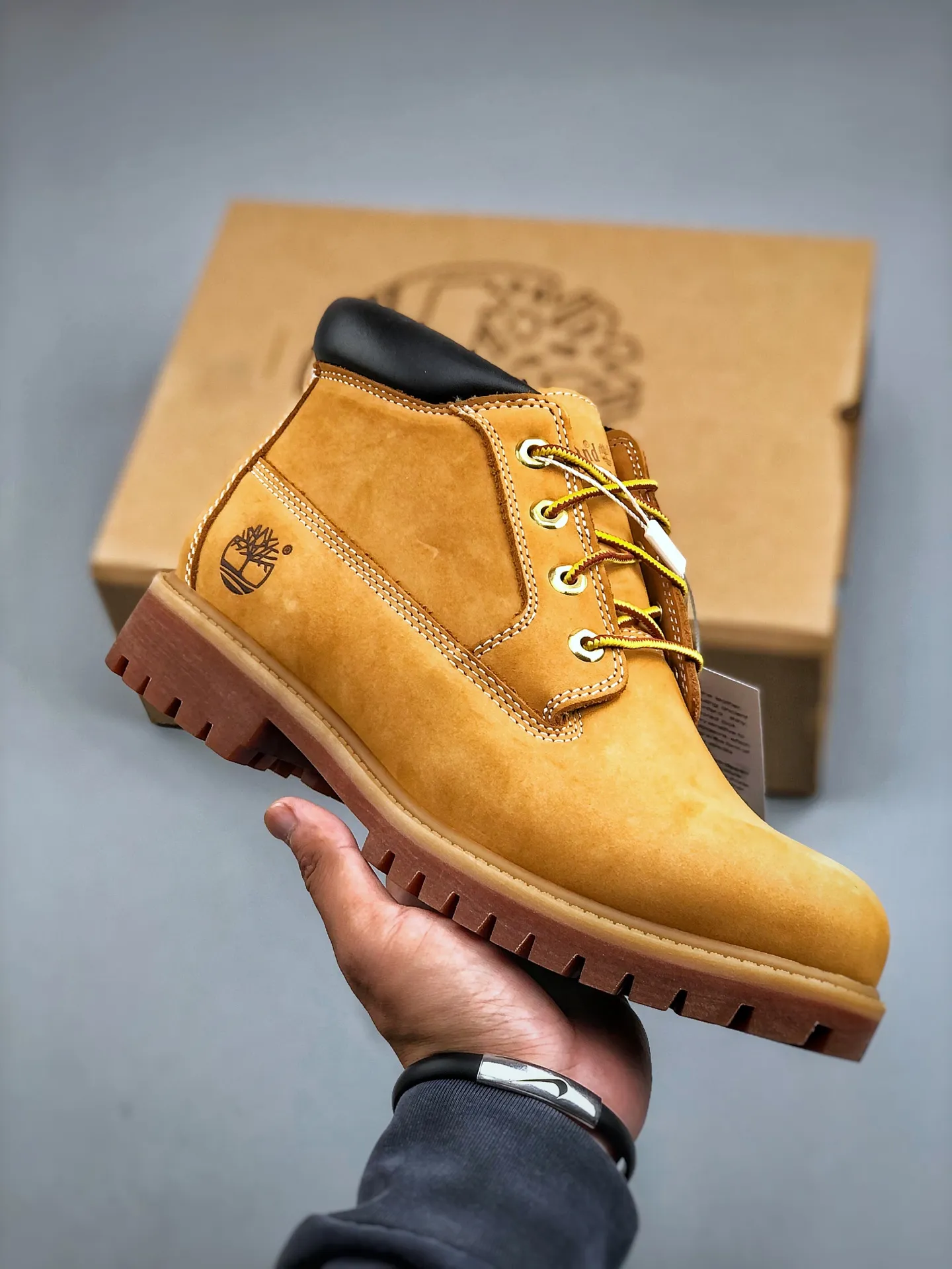 Local self-pickup 💰700 supports store placement, you can get the pure and original top quality, one-to-one original development version, Timberland, not bad at kicking/classic mid-top yellow 23061 Produced by the original channel of Zhongshan Baoyuan, the top-notch technology is newly upgraded, it can be called a genuine copy machine, the original imported waterproof leather, the original anti-counterfeiting label, the purple light can be scanned, the computer sewing line, the four lines are aligned, the horizontal folding is dynamic and water-repellent, the top genuine consistent injection molding process Art Rubber non-slip outsole resists cold and cracks Authentic and consistent all-leather collar/lining/shoes Equipped with anti-fatigue shock-absorbing honeycomb insole Highly comfortable Full set of original packaging accessories (comes with shoelaces, cleaning eraser, and counter bag) Size: 35 36 37 38 39 39.5 40 41 42 43 44 45 Men’s size runs one size larger